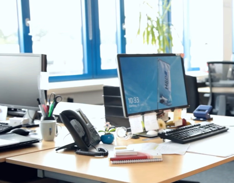 mitarbeiter im service telefoniert